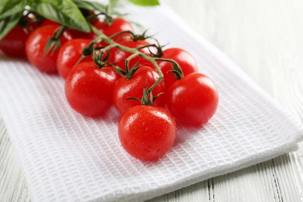 Wiśniowe pomidory na drewnianym stole z bliska — Zdjęcie stockowe