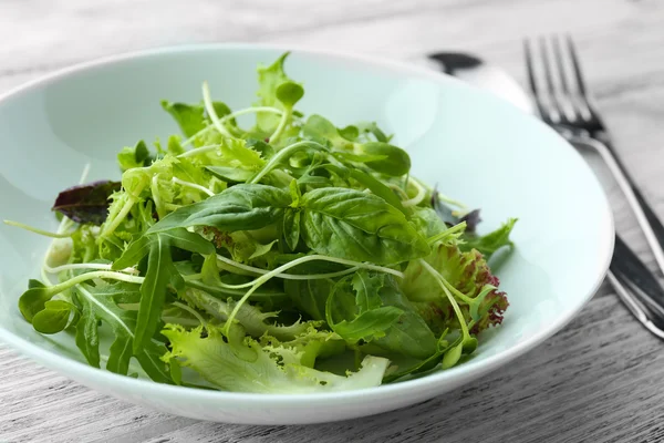 Salade verte fraîche mélangée dans un bol fermer — Photo