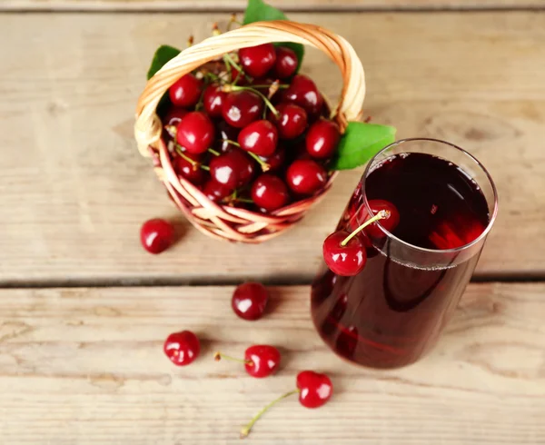 Glass of fresh juice with cherries on wooden table close up — Stock Photo, Image