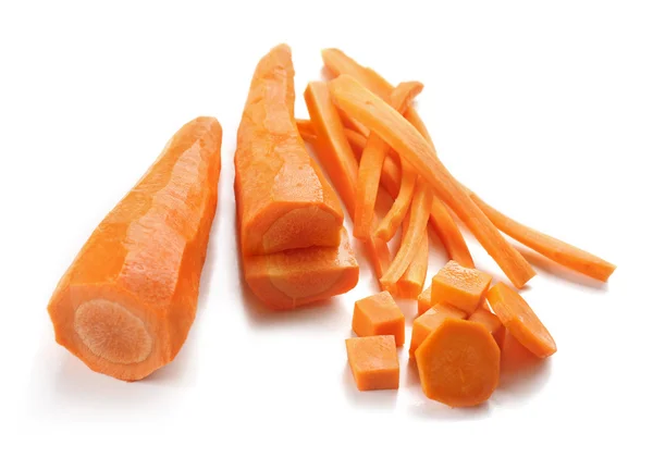 Нарізана і нарізана морква ізольована на білому — стокове фото