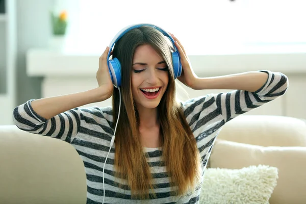 Mulher ouvindo música em fones de ouvido — Fotografia de Stock