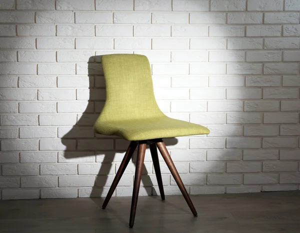 Chaise moderne sur mur de briques — Photo