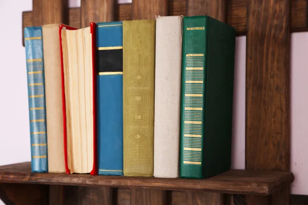 装有书籍的木制书架 — 图库照片