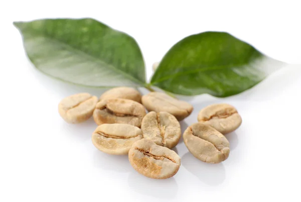 Altura de grãos de café verde com folhas isoladas em branco — Fotografia de Stock