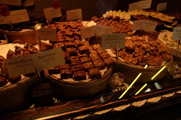 Conjunto de chocolate na mesa de perto — Fotografia de Stock