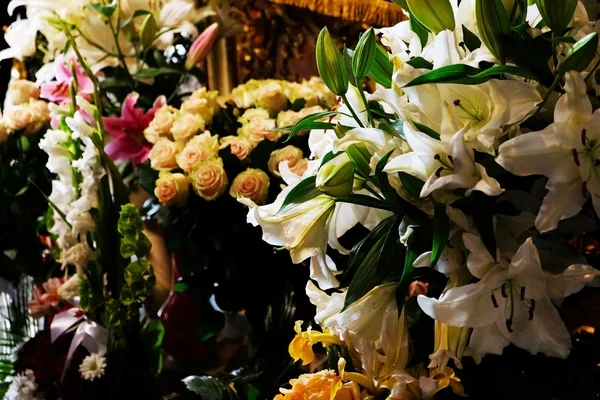 Bouquets de diferentes flores frescas — Fotografia de Stock