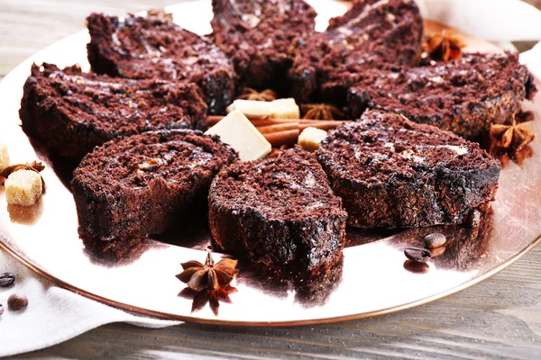 Delicioso rollo de chocolate en placa de metal, primer plano — Foto de Stock