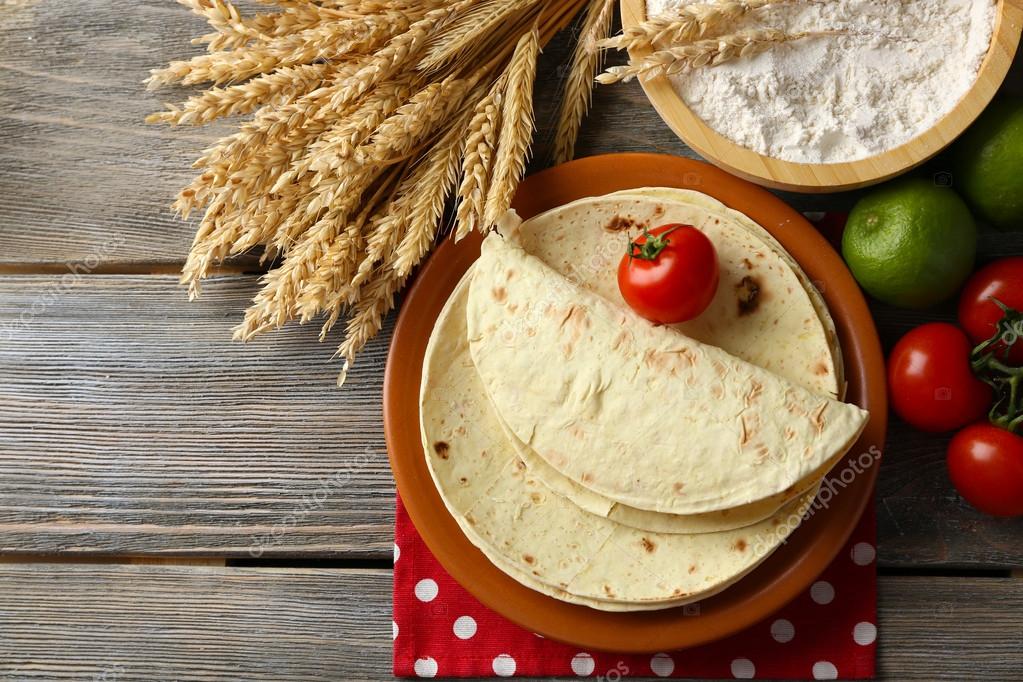 Montón de tortilla casera de harina de trigo integral y verduras en
