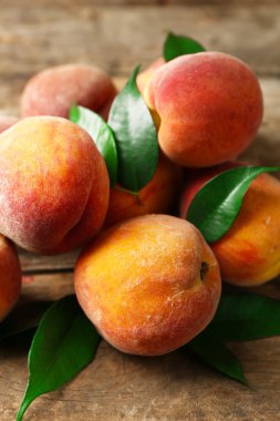 Olgun şeftaliler ahşap arka planda