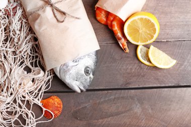 Dorado balık ve diğer malzemelerin üzerine ahşap masa, portre