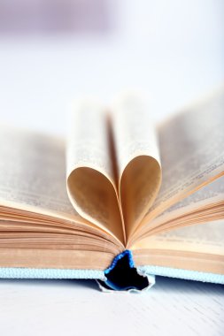 kalp şekil kavisli kitap