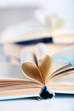 kalp şekil kavisli kitap
