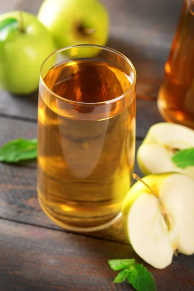 Glasses of apple juice on wooden table, closeup — Stock Photo, Image