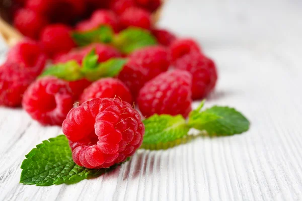 Fresh red raspberries on wooden table, closeup — Stock Photo, Image