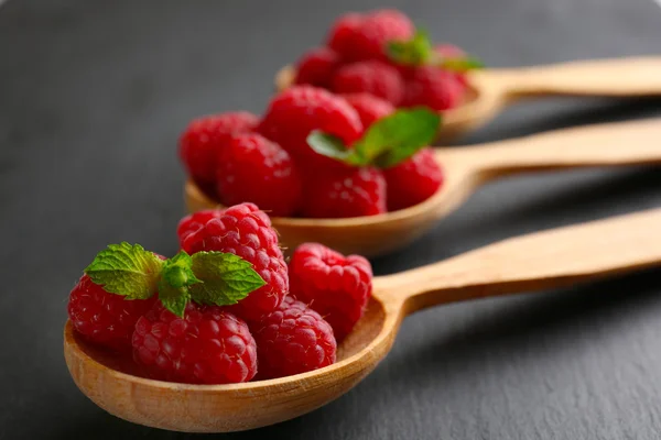 新鲜红树莓在勺子在木桌前，特写 — 图库照片