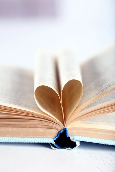 Book curved into heart shape — Stock Photo, Image