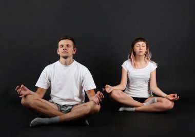 genç bir çift siyah arka plan üzerine