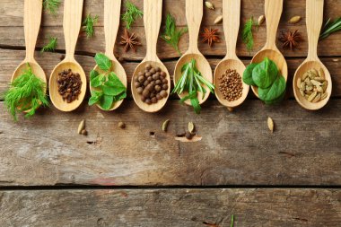 tahta kaşık taze otlar ile