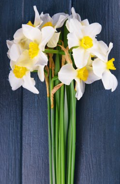 Nergis ahşap arka plan üzerinde güzel buket