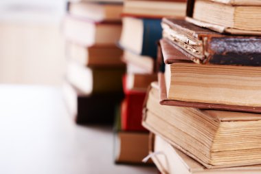 Tablo kitap yığınları yakın çekim