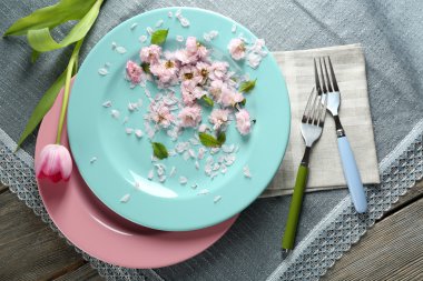 sofra masaya çiçek ile yakın çekim