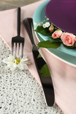 sofra masaya çiçek ile yakın çekim