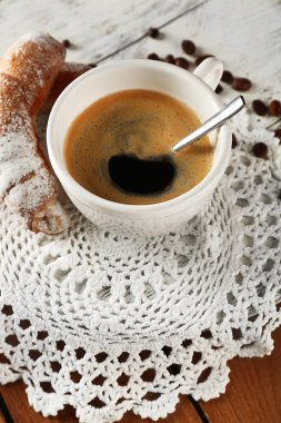 Masada bir fincan kahve.