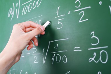 el yazma formüllere blackboard tebeşir ile yakın çekim
