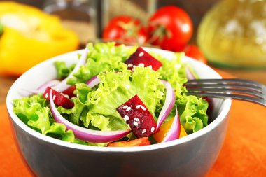 Bir kase taze yeşil salata.