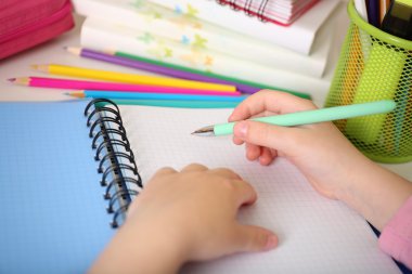 Defter üzerinde çizim çocuklar elleri
