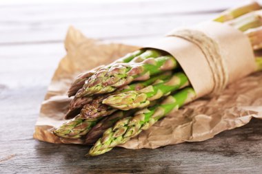 Tahta masada taze kuşkonmaz.