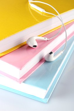 Kulaklık ve tablo kitap
