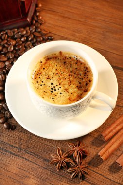 Taze baharatlı kahve tablo, closeup fasulye ile