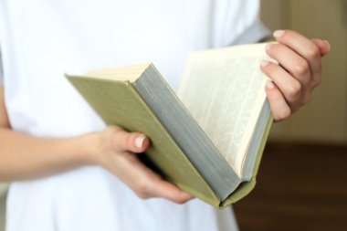 Kadın kitap okuyor.