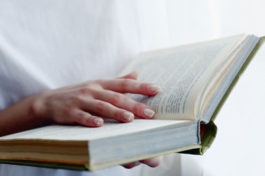 Kadın kitap okuyor.