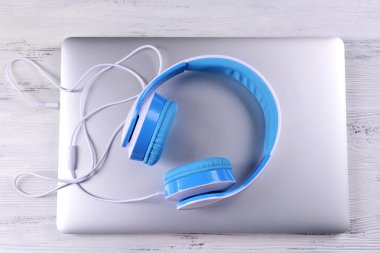 masa üstünde laptop ile kulaklıklar yakın çekim