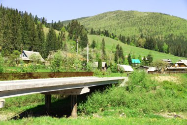 küçük bir köy dağlarda