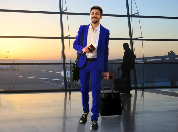 Business man with suitcase in hall of airport — Stock Photo, Image