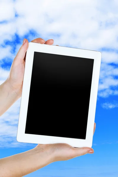 Händer som håller tablet Pc på himmel bakgrund — Stockfoto