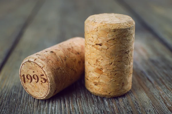 Κρασί Φελλοί σε κοντινό πλάνο ξύλινο τραπέζι — Φωτογραφία Αρχείου