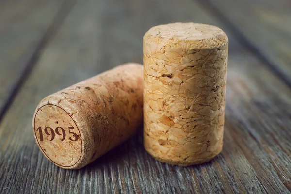 Wine corks on wooden table close-up — Stock Photo, Image