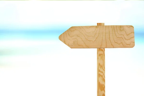 Flecha de letrero de madera sobre fondo océano — Foto de Stock