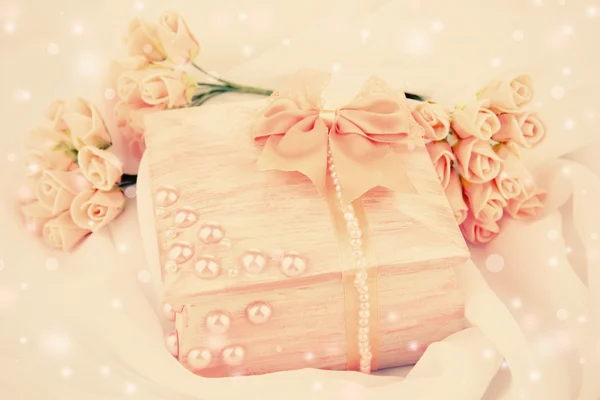 Gyönyörű, kézzel készített koporsót és virágok a háttérben fény ruhával — Stock Fotó