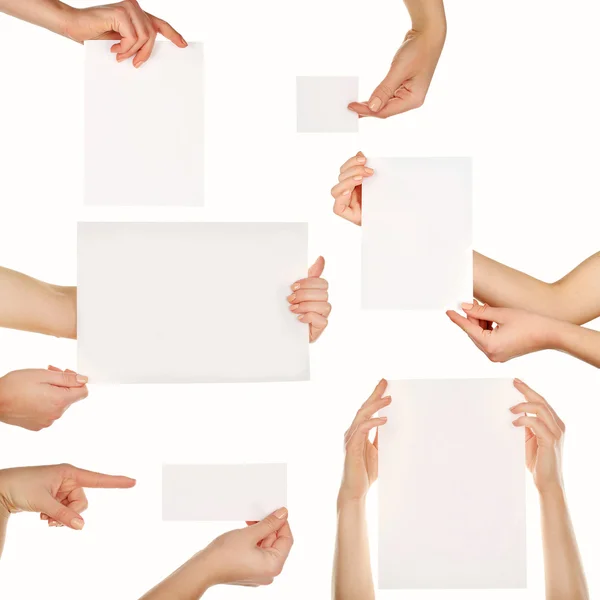 Mani in possesso di carte bianche isolate su bianco — Foto Stock