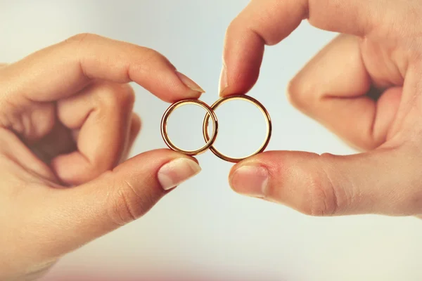 Mujer y hombre sosteniendo anillos de boda, primer plano — Foto de Stock