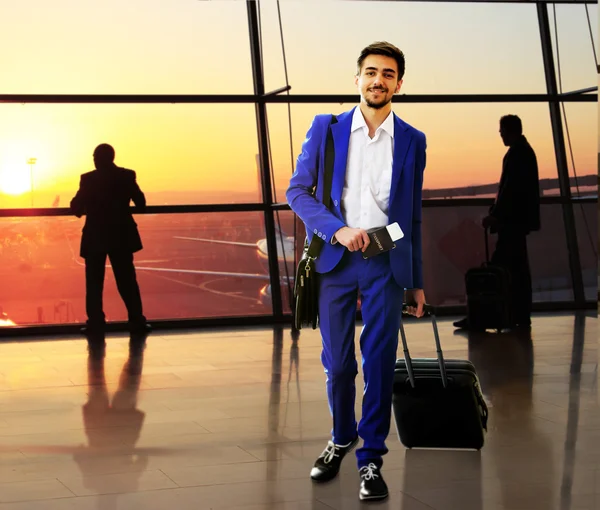 Business man with suitcase in hall of airport — Stock Photo, Image