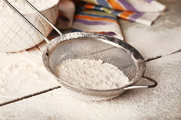 小麦粉を篩ふるい — ストック写真