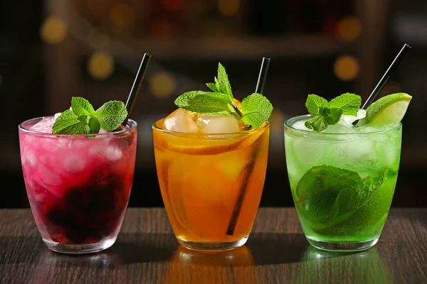 Glasses of cocktails on bar background — Stock Photo, Image