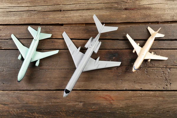 Modely letadla na dřevěné pozadí — Stock fotografie