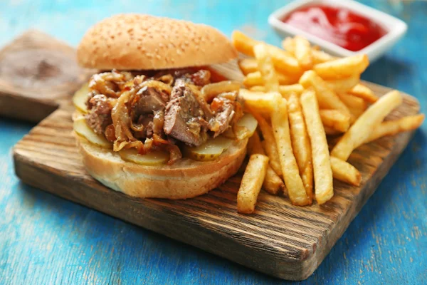 Вкусный бургер и картошка фри — стоковое фото